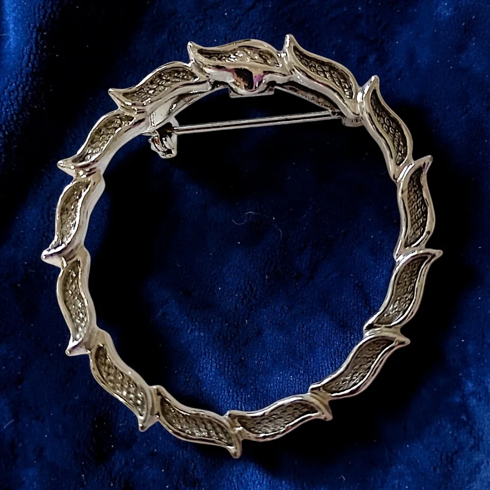 Gerrys Leaf Wreath Brooch Pin Round Circle Leaves‎ Vintage 70s Silver Tone MCM